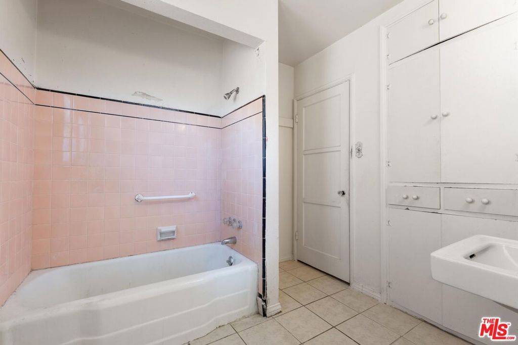 Image 28 of property listing at 5323 S Mullen Avenue, Los Angeles, CA 90043