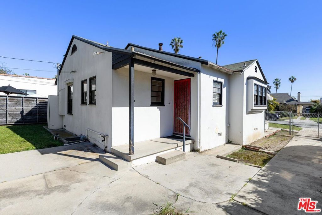 Image 39 of property listing at 5323 S Mullen Avenue, Los Angeles, CA 90043
