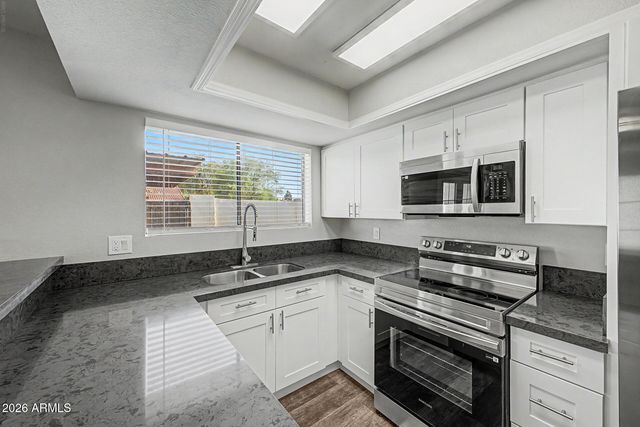 2824 E WALTANN Lane 4, Phoenix, AZ 85032