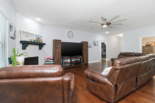 1655 N Old Castle Road, Nixa, MO 65714