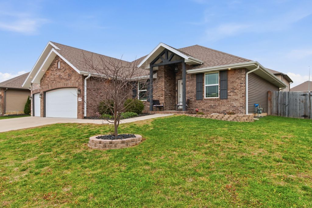 1655 N Old Castle Road, Nixa, MO 65714