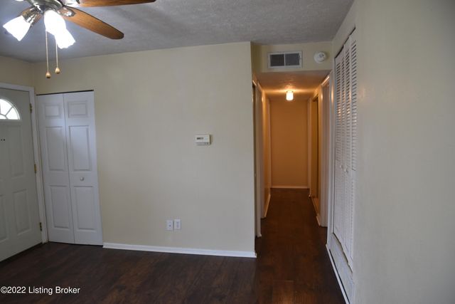 11408 Center Hill Ct, Louisville, KY 40241
