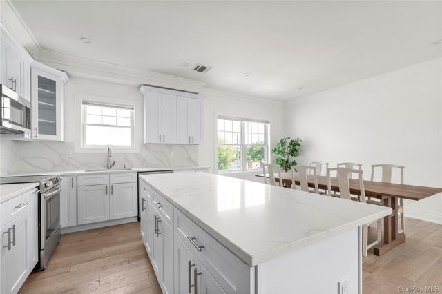 20 Secatoag Avenue 3C, Port Washington, NY 11050