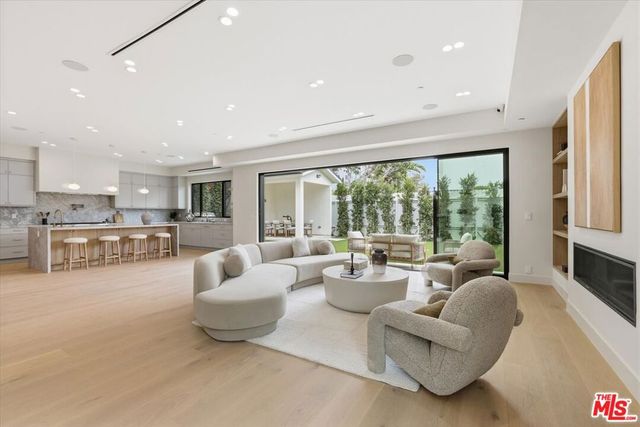 12007 Rose Avenue, Los Angeles, CA 90066