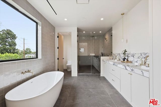 12007 Rose Avenue, Los Angeles, CA 90066