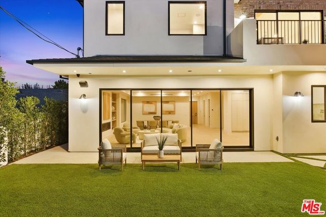 12007 Rose Avenue, Los Angeles, CA 90066