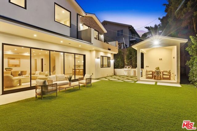12007 Rose Avenue, Los Angeles, CA 90066