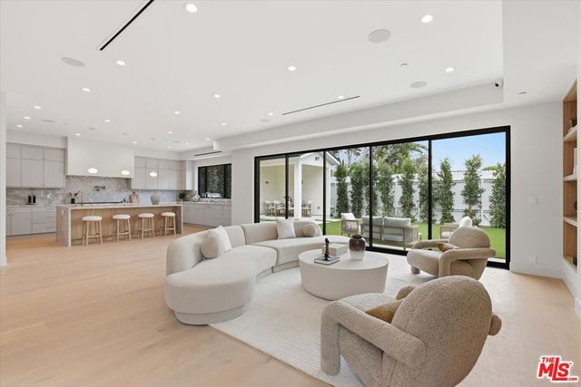 12007 Rose Avenue, Los Angeles, CA 90066