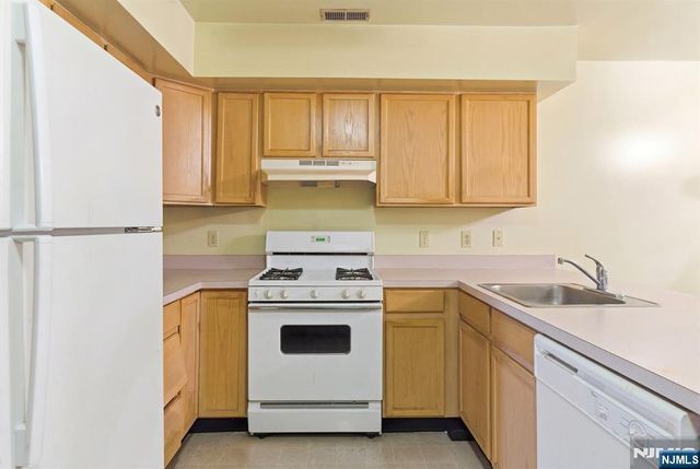 94 19th Avenue, Newark, NJ 07103