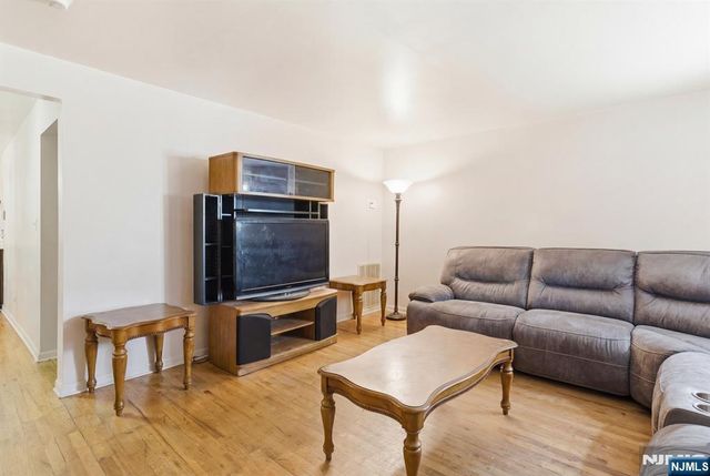 94 19th Avenue, Newark, NJ 07103