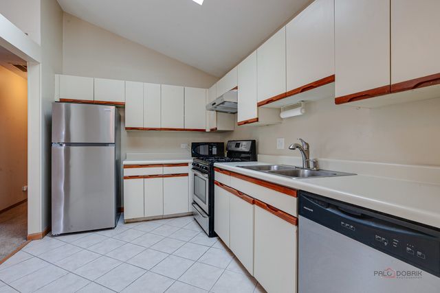 614 Le Parc Circle 22-2, Buffalo Grove, IL 60089