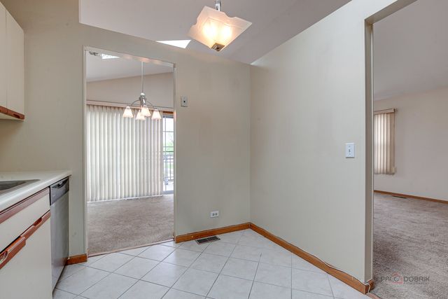 614 Le Parc Circle 22-2, Buffalo Grove, IL 60089
