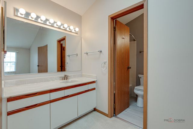 614 Le Parc Circle 22-2, Buffalo Grove, IL 60089