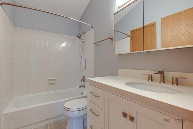 614 Le Parc Circle 22-2, Buffalo Grove, IL 60089