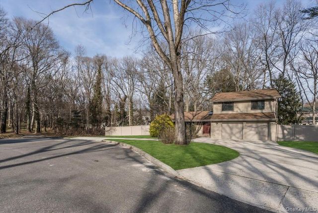 11 Jeanne Road, Lake Grove, NY 11755