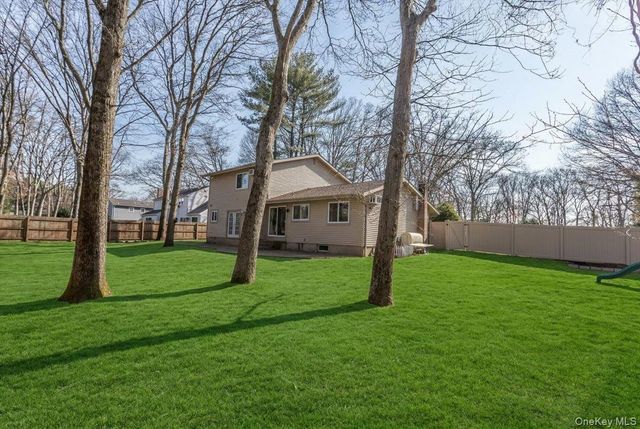 11 Jeanne Road, Lake Grove, NY 11755