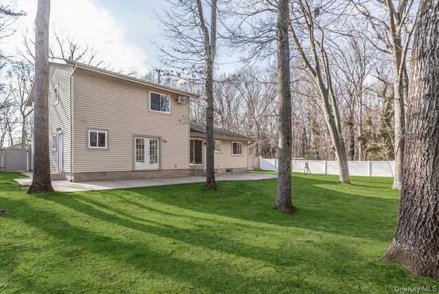 11 Jeanne Road, Lake Grove, NY 11755