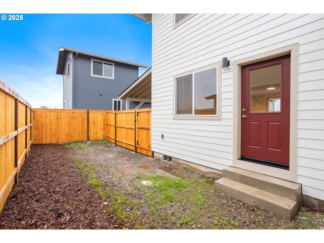 671 ST CHARLES St, Eugene, OR 97402