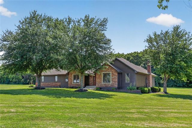 17618 S Emerald View Drive, Raymore, MO 64083