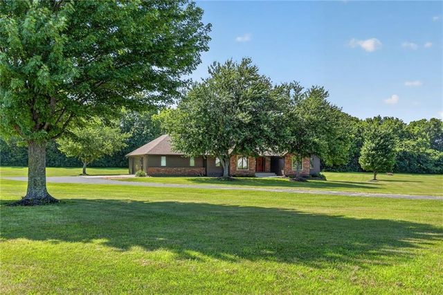 17618 S Emerald View Drive, Raymore, MO 64083