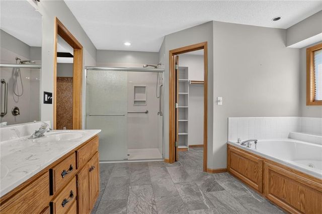 17618 S Emerald View Drive, Raymore, MO 64083