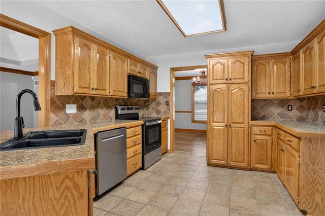 17618 S Emerald View Drive, Raymore, MO 64083