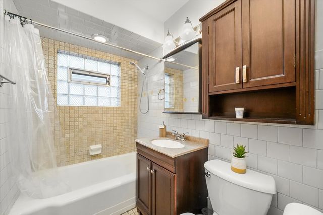 5250 S Nagle Avenue, Chicago, IL 60638