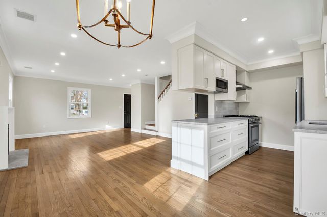 2 Bayview Court, Manhasset, NY 11030