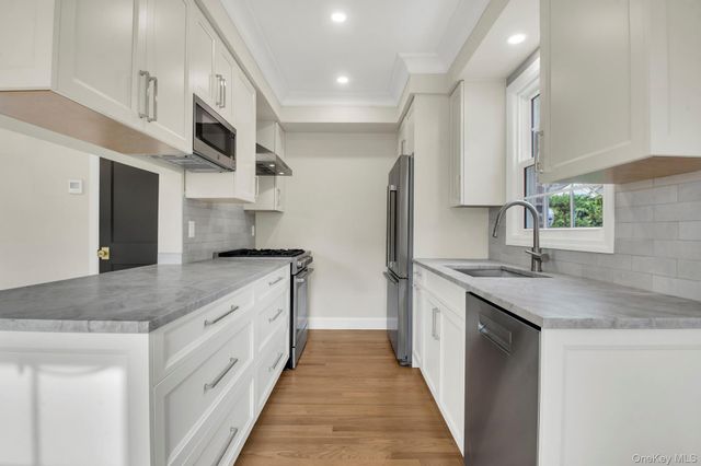 2 Bayview Court, Manhasset, NY 11030