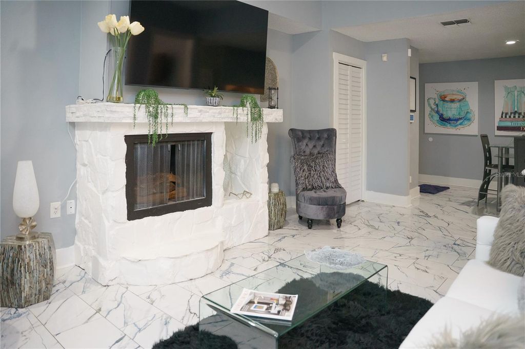 Image 8 of property listing at 4405 W FAIR OAKS AVENUE 2, Tampa, FL 33611