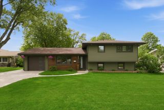 619 W Weathersfield Way, Schaumburg, IL 60193