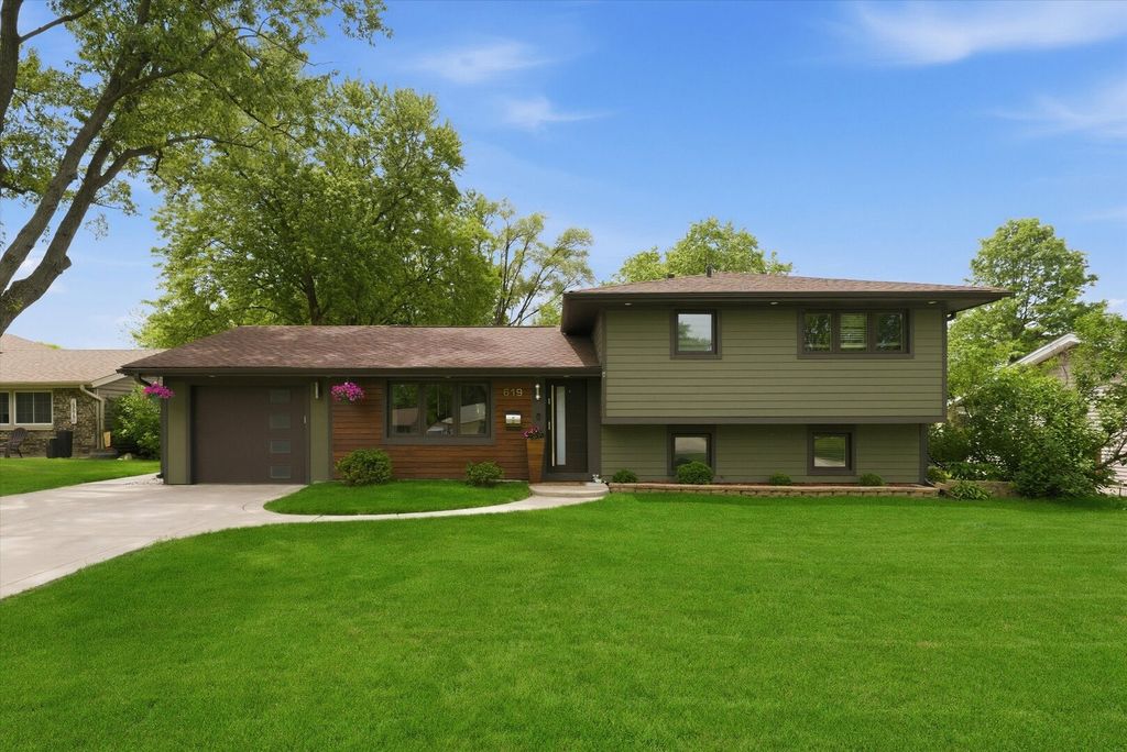 619 W Weathersfield Way, Schaumburg, IL 60193