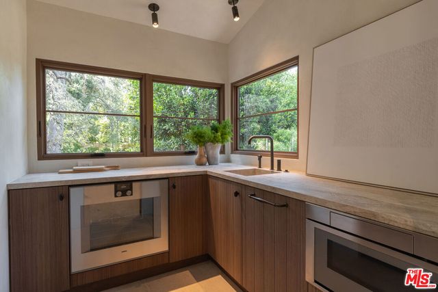 4146 High Valley Road, Los Angeles, CA 91436