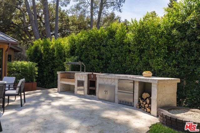4146 High Valley Road, Los Angeles, CA 91436