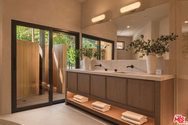 4146 High Valley Road, Los Angeles, CA 91436