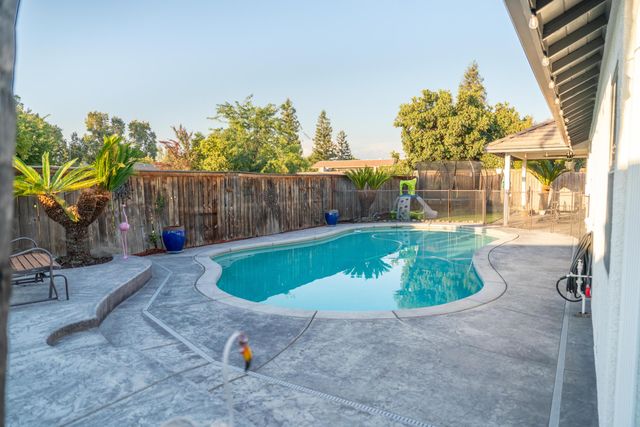 1430 E Laura Court, Visalia, CA 93292
