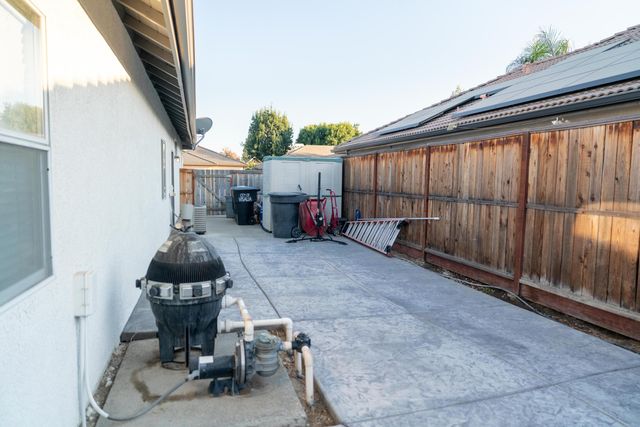 1430 E Laura Court, Visalia, CA 93292