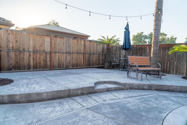 1430 E Laura Court, Visalia, CA 93292