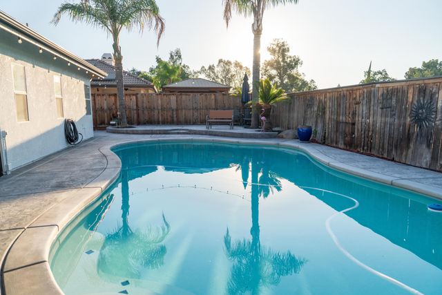 1430 E Laura Court, Visalia, CA 93292
