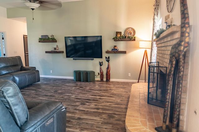 1430 E Laura Court, Visalia, CA 93292