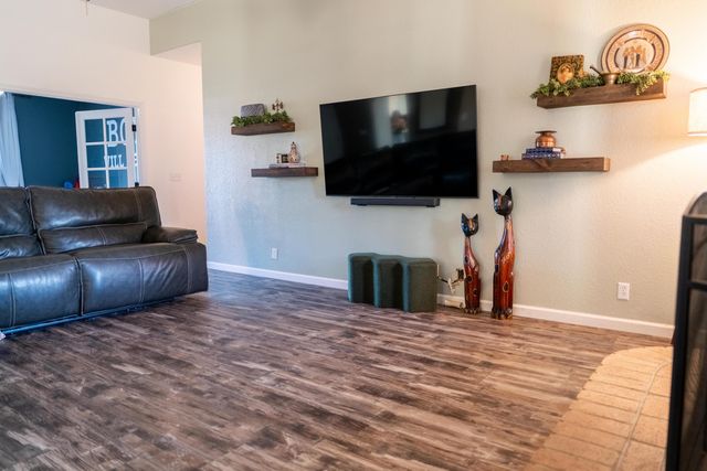 1430 E Laura Court, Visalia, CA 93292