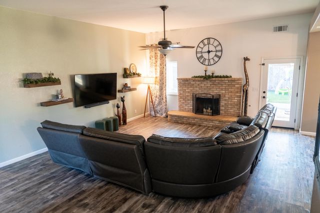 1430 E Laura Court, Visalia, CA 93292