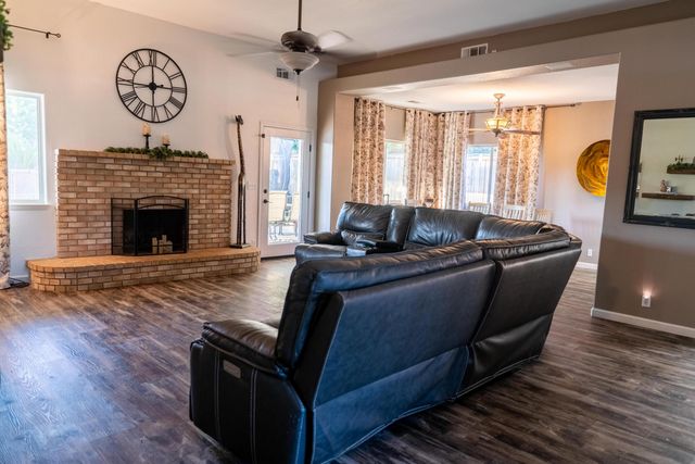 1430 E Laura Court, Visalia, CA 93292