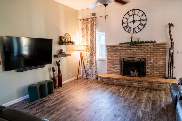 1430 E Laura Court, Visalia, CA 93292