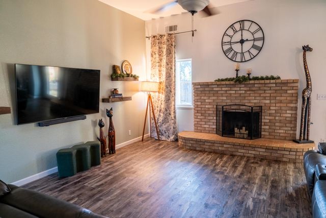 1430 E Laura Court, Visalia, CA 93292