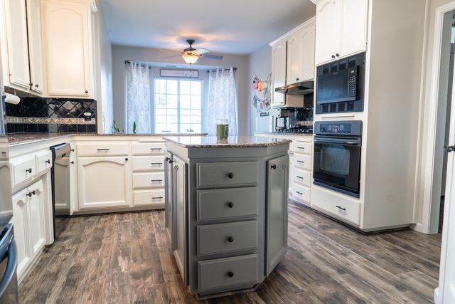 1430 E Laura Court, Visalia, CA 93292