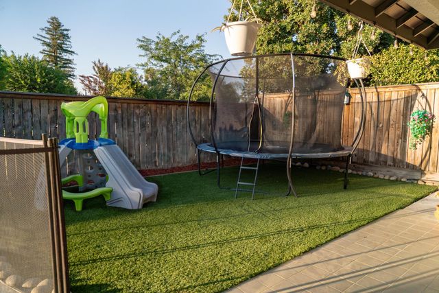 1430 E Laura Court, Visalia, CA 93292