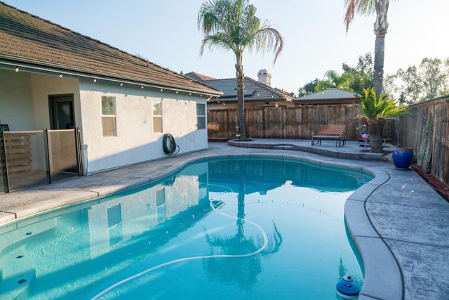 1430 E Laura Court, Visalia, CA 93292