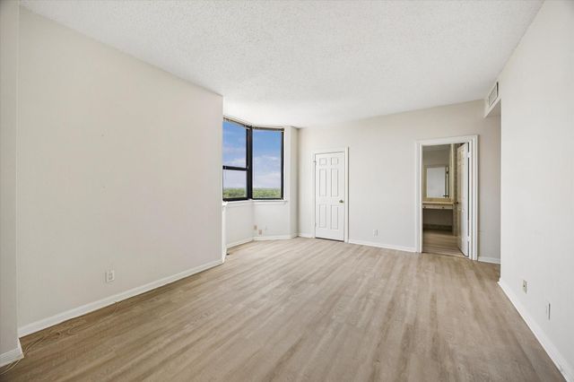 651 Bering Drive 1902, Houston, TX 77057