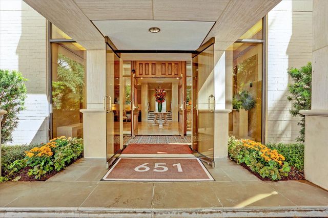 651 Bering Drive 1902, Houston, TX 77057